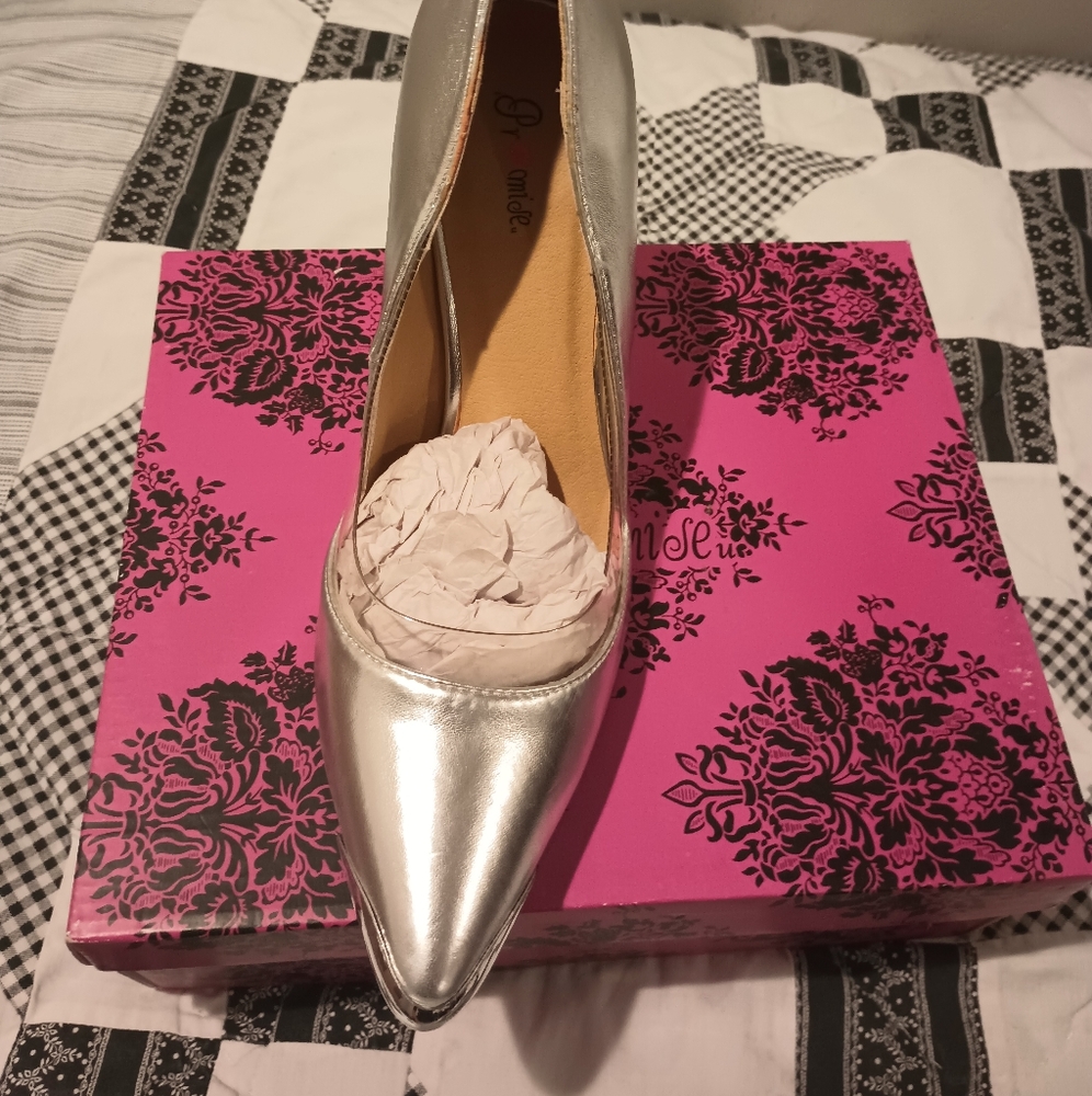 Silver heels - Picture 2 of 4
